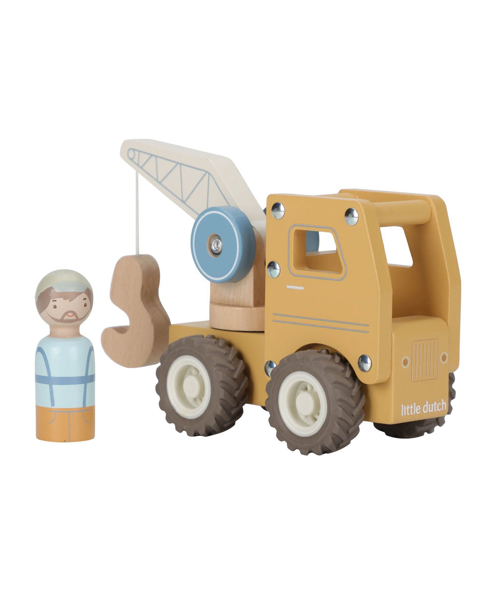 Camion-grue en bois Little Dutch avec ouvrier et charge sur fond blanc