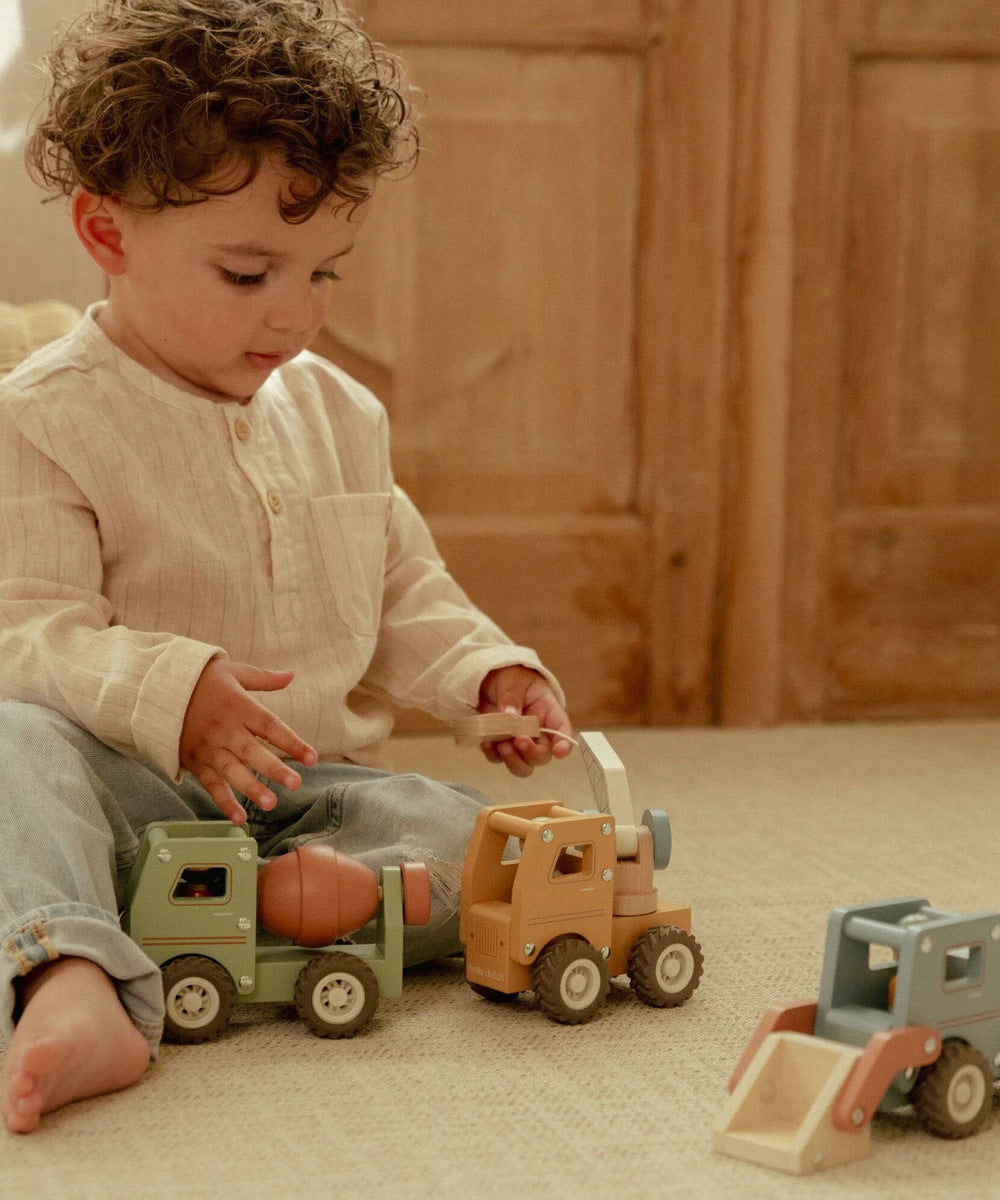 Enfant jouant avec le camion-grue Little Dutch et d’autres véhicules vendus séparément