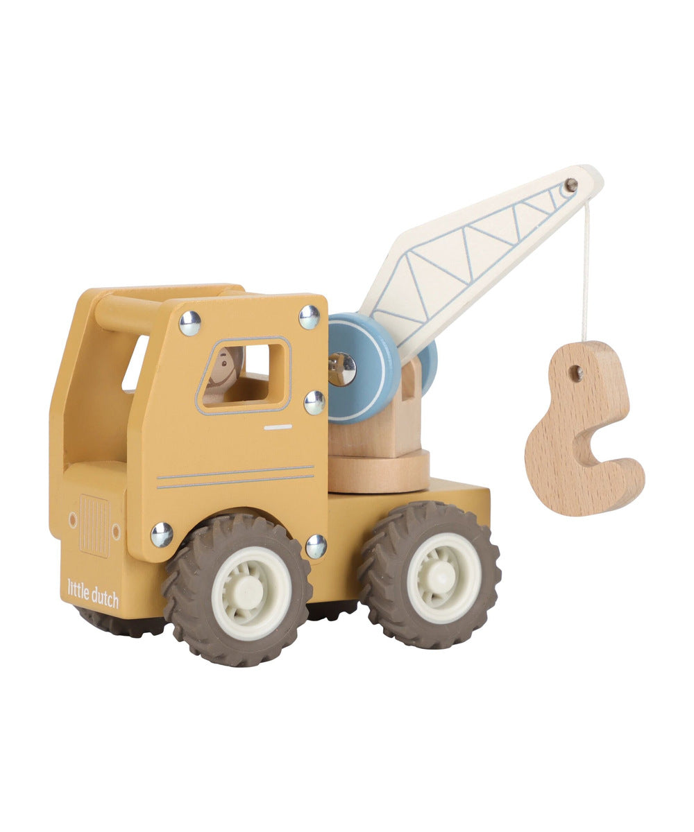Camion-grue Little Dutch vu de côté avec sa charge suspendue sur fond blanc