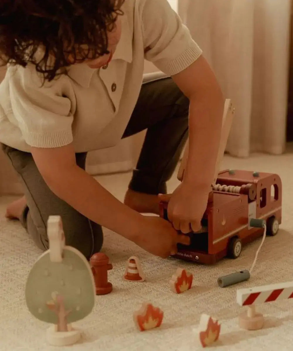 Vue des différents accessoires accompagnant le camion de pompiers