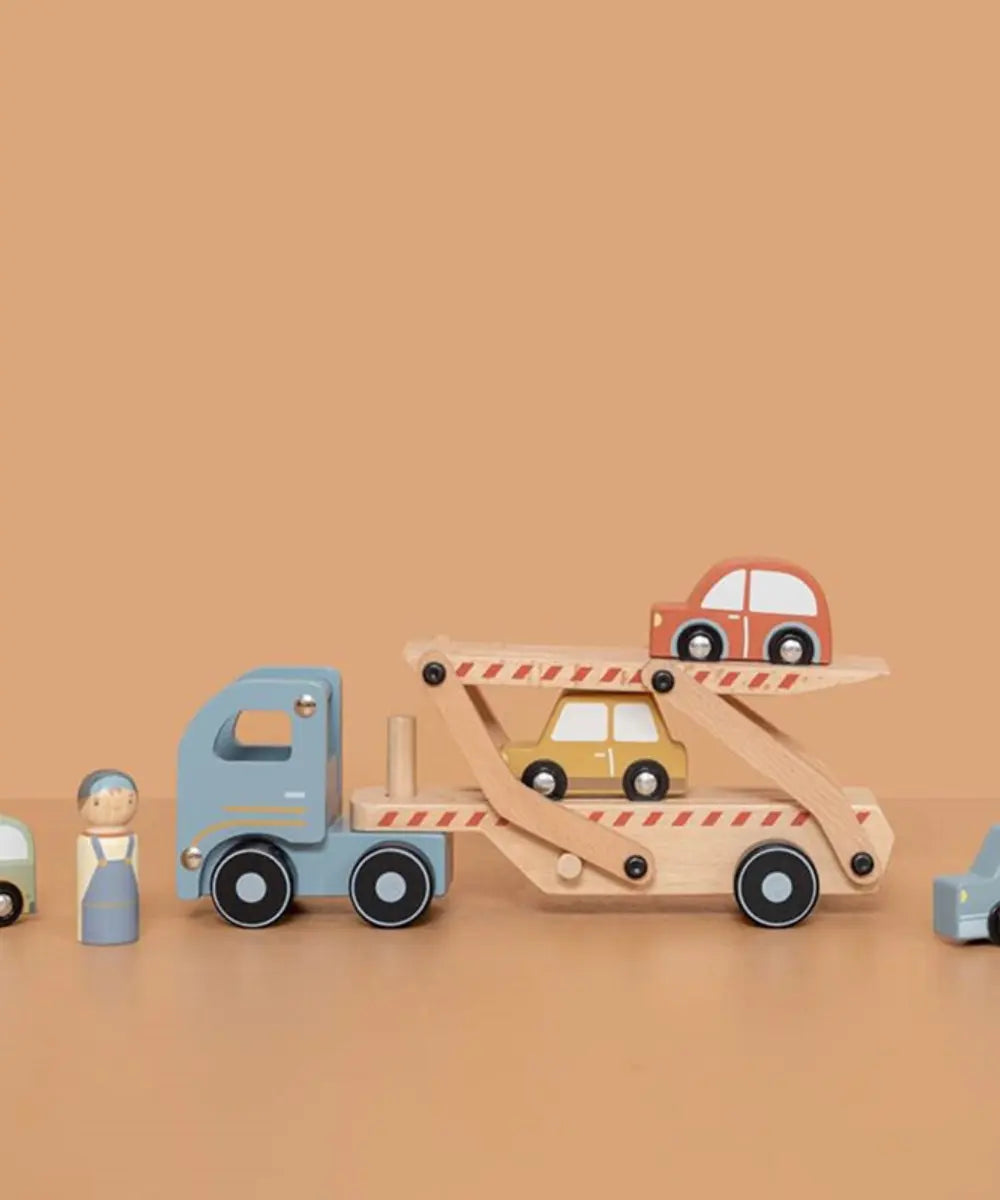 Camion transporteur en bois de la marque pour enfants, Little Dutch en situation
