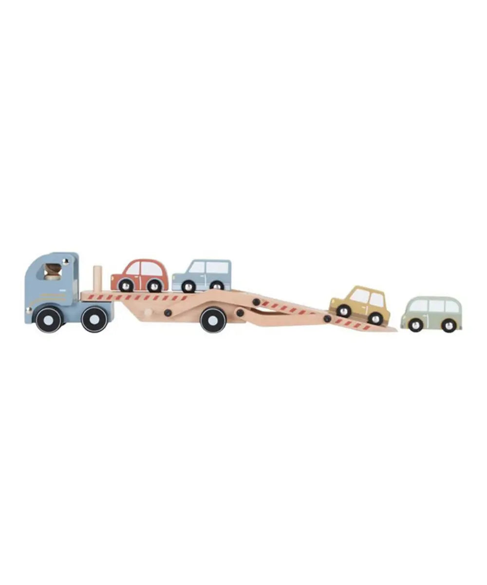 Camion transporteur en bois de la marque pour enfants, Little Dutch sur fond blanc