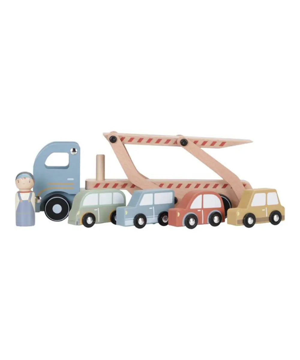 Camion transporteur en bois de la marque pour enfants, Little Dutch sur fond blanc