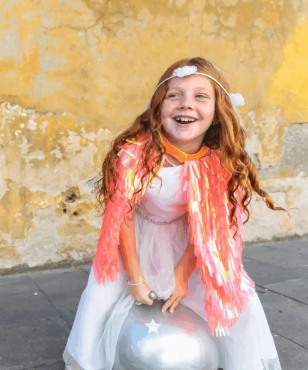 Enfant de 6 ans portant la Cape holographique corail pour enfant de la marque Ratatam