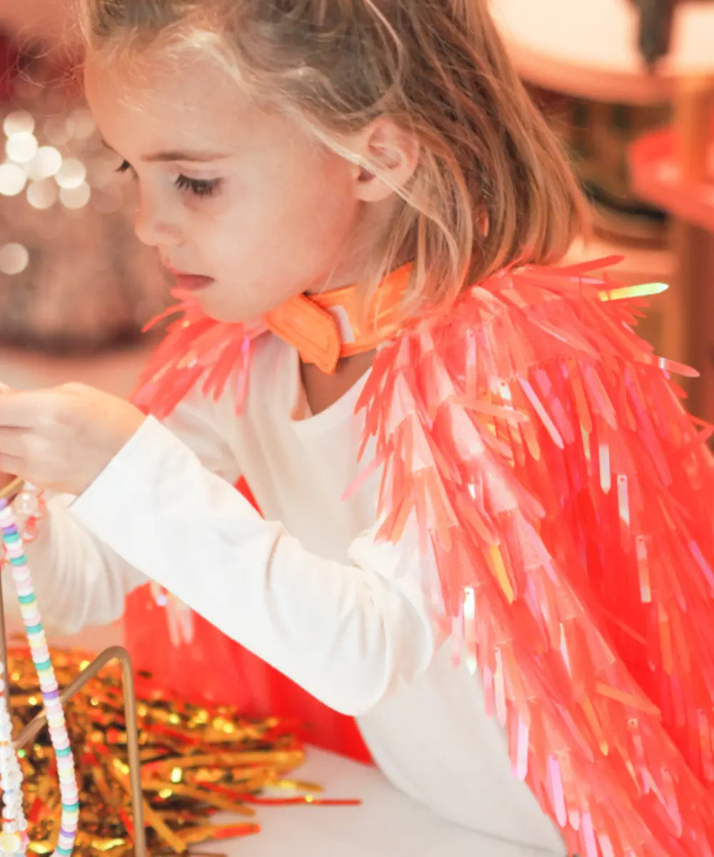Cape holographique corail pour enfant de la marque Ratatam portée par un enfant de 5 ans