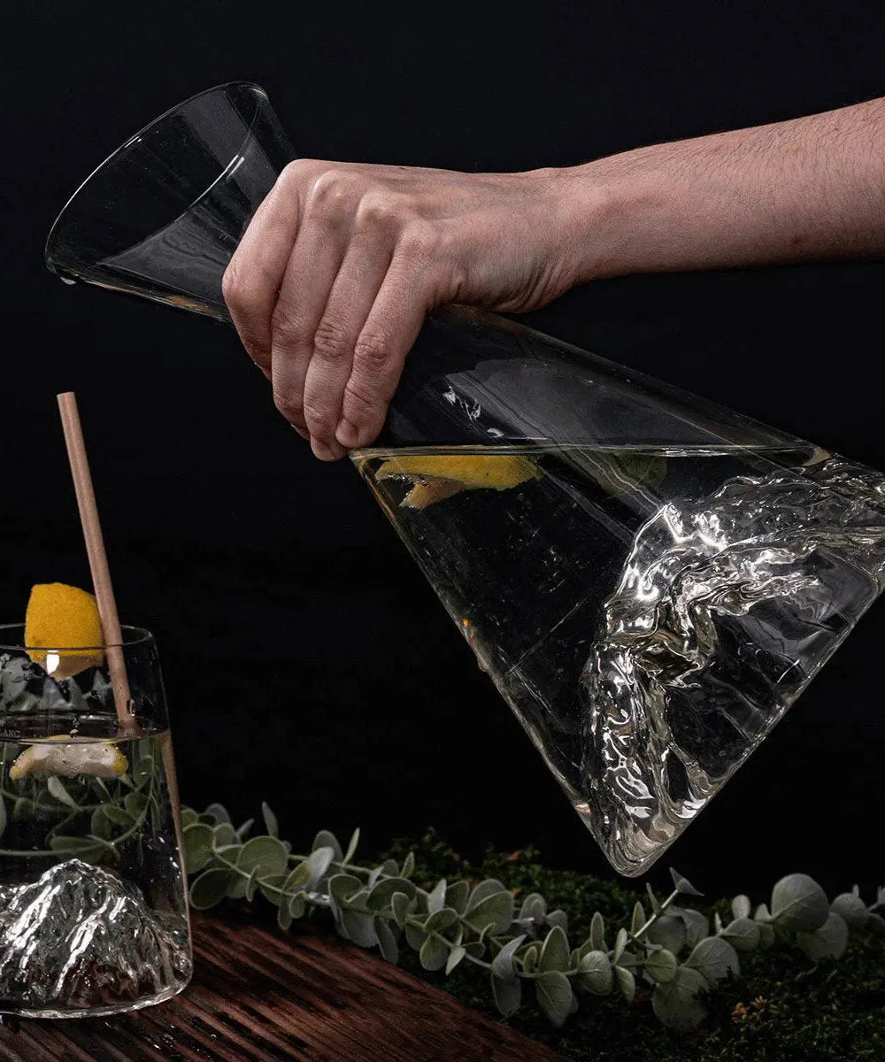 Carafe à eau Topographic Mont-Blanc en situation, prête a verser de l'eau dans un verre
