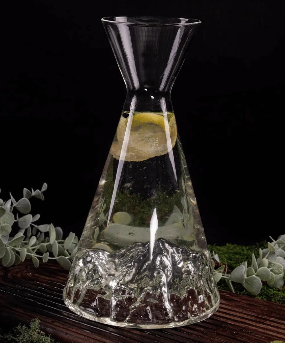 Carafe à eau Topographic Mont-Blanc en situation, présentée sur une table en bois avec des fleurs autour