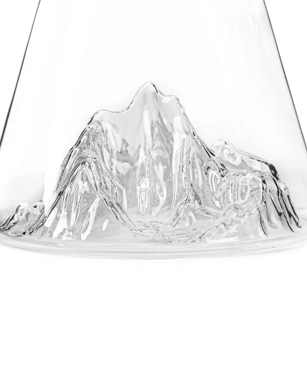 Zoom sur les détails de la Carafe à eau Topographic Mont-Everest avec son fond reprenant la forme de la montagne