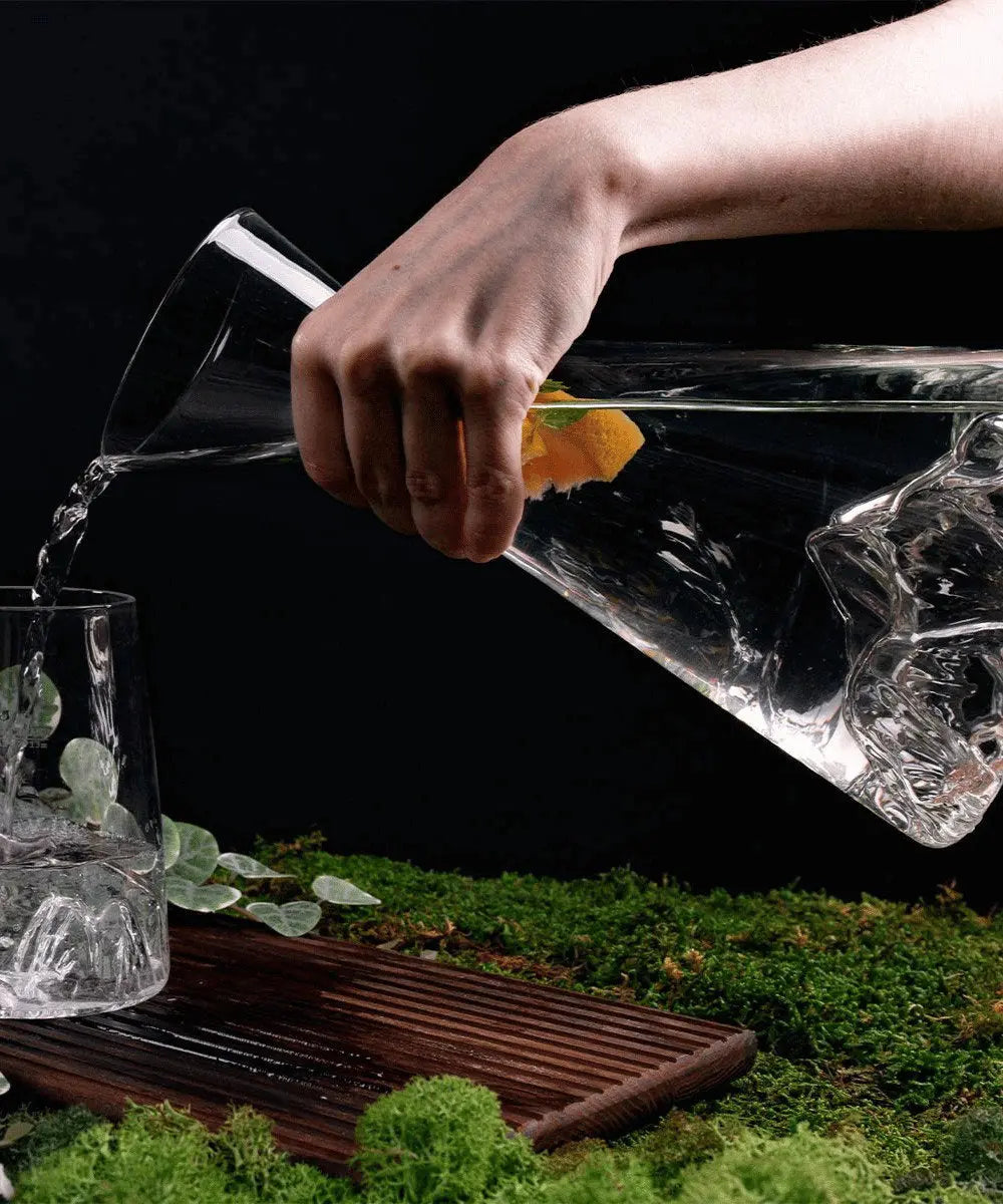 Carafe à eau Topographic Mont-Everest en situation, avec un décor nature, prête à servir de l'eau dans un verre de la marque