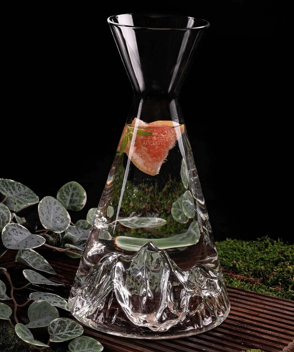 Carafe à eau Topographic Mont-Everest en situation dans un décor nautrel 