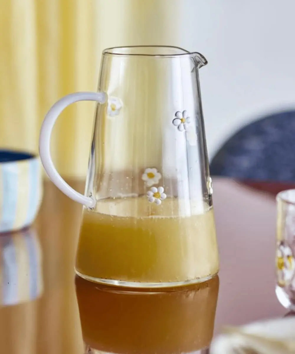 Vue du pichet Buzz en verre rempli de jus d'orange.