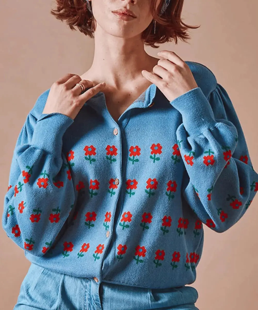 Femme portant le Cardigan Jacquard Fleurs Emile et Ida fermé