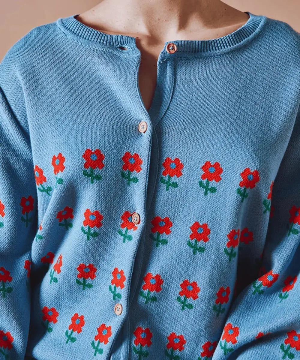 Détails de l'imprimé fleuri rétro du Cardigan Jacquard Fleurs Emile et Ida