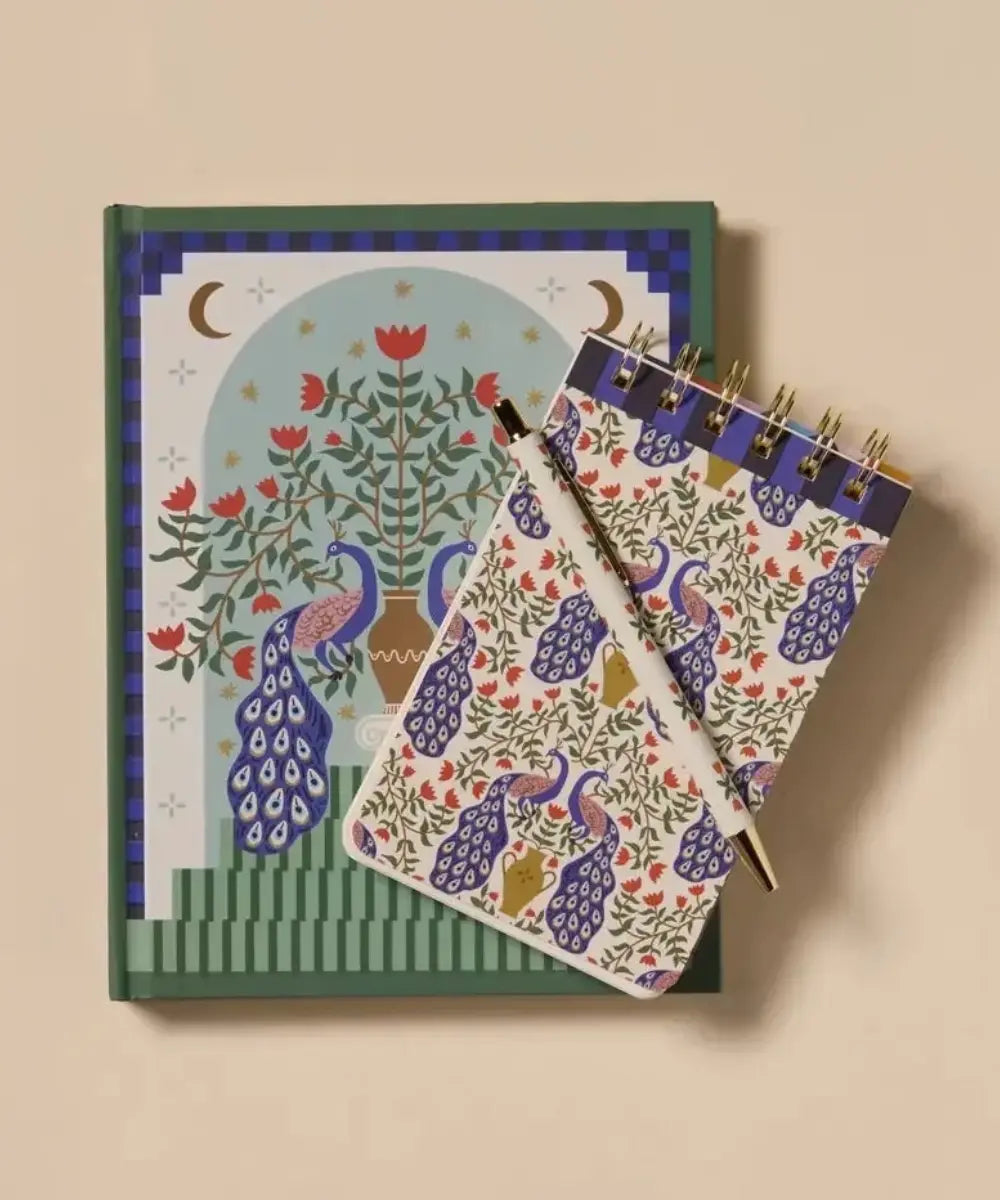 Carnet a couverture rigide illustre de paons adapo avec marque page en tissu.