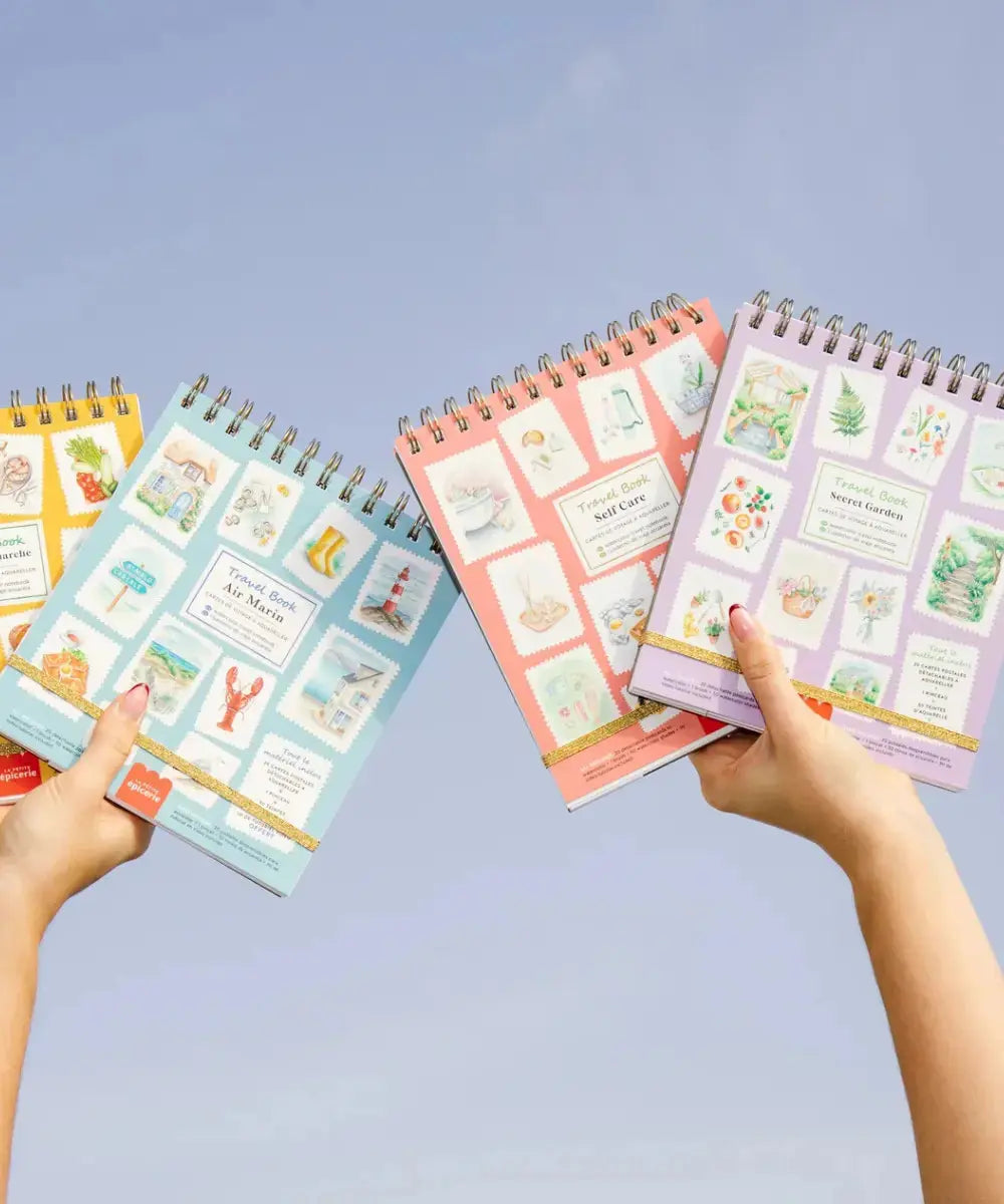 Carnet d'aquarelle Travel Book Self Care de la marque La Petite Epicerie en situation