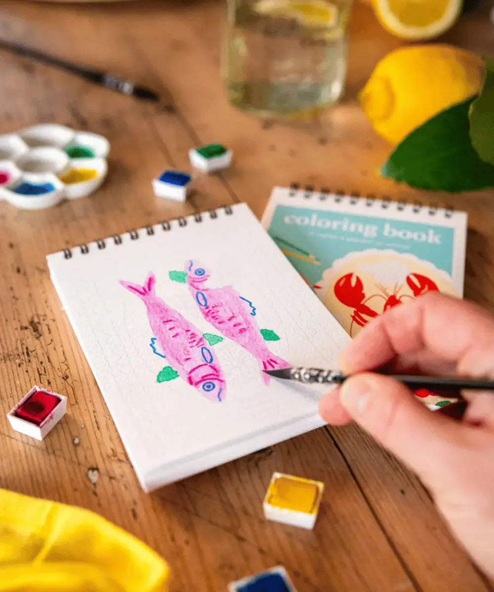 Personne en train de peindre dans le carnet de coloriage Felicita de Maison Joliette