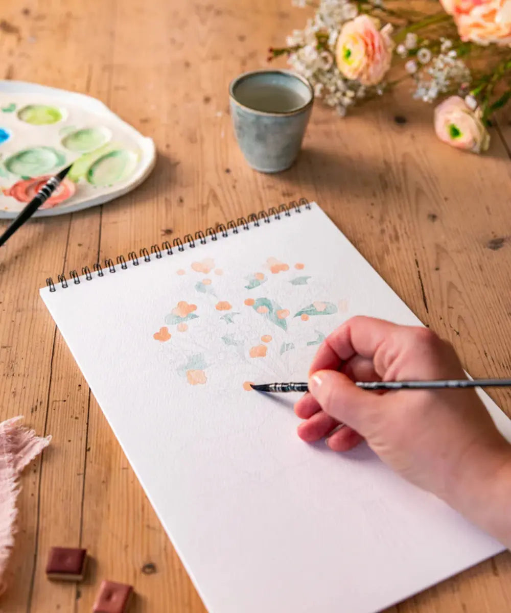 Carnet de coloriage format A4 de la marque Maison Joliette avec motifs fleurs sur papier épais texturé.