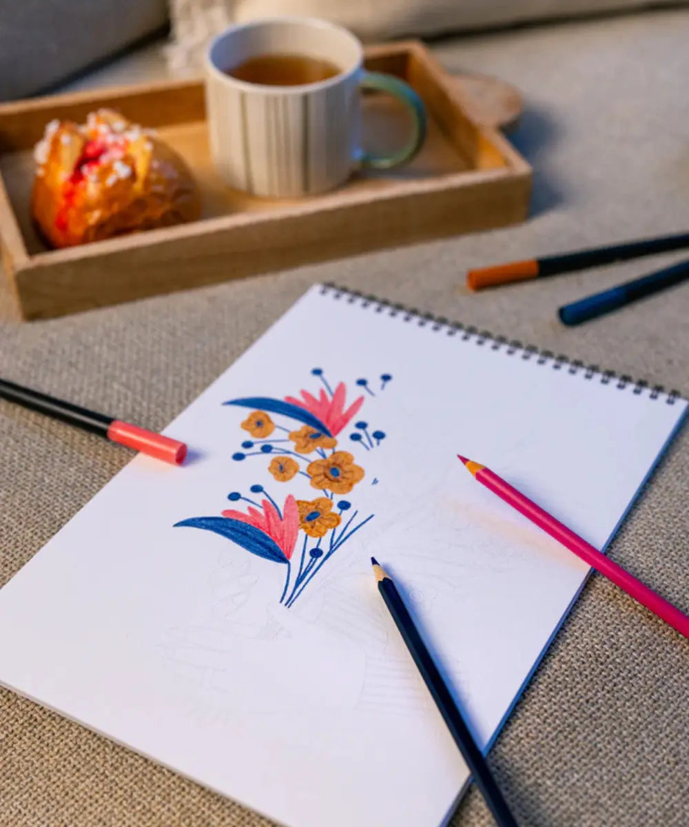 Carnet de coloriage format A4 de la marque Maison Joliette avec motifs fleurs sur papier épais texturé.