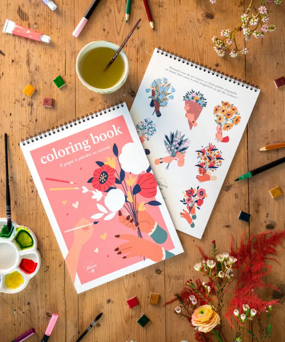 Carnet de coloriage format A4 de la marque Maison Joliette avec motifs fleurs sur papier épais texturé.