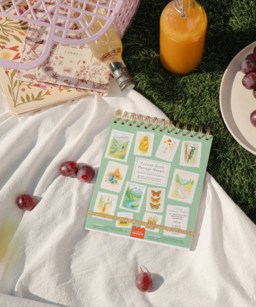 Travel Book Paysages Nature de La Petite Épicerie ouvert sur ses illustrations
