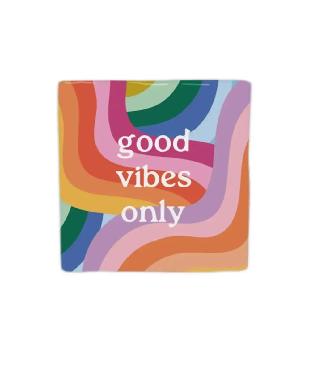 Carreau décoratif en céramique Good Vibes Only sur un fond blanc