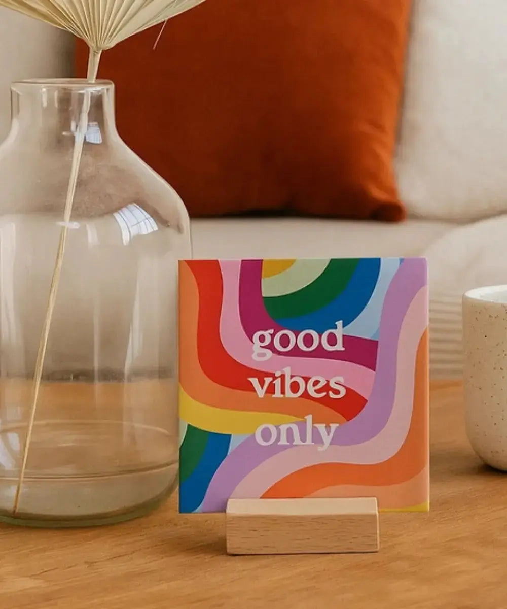 Carreau décoratif en céramique Good Vibes Only posé dans un salon