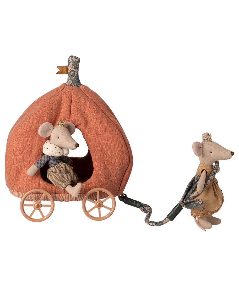 Carrosse Citrouille pour Souris de la marque Maileg, dans une mise en scène