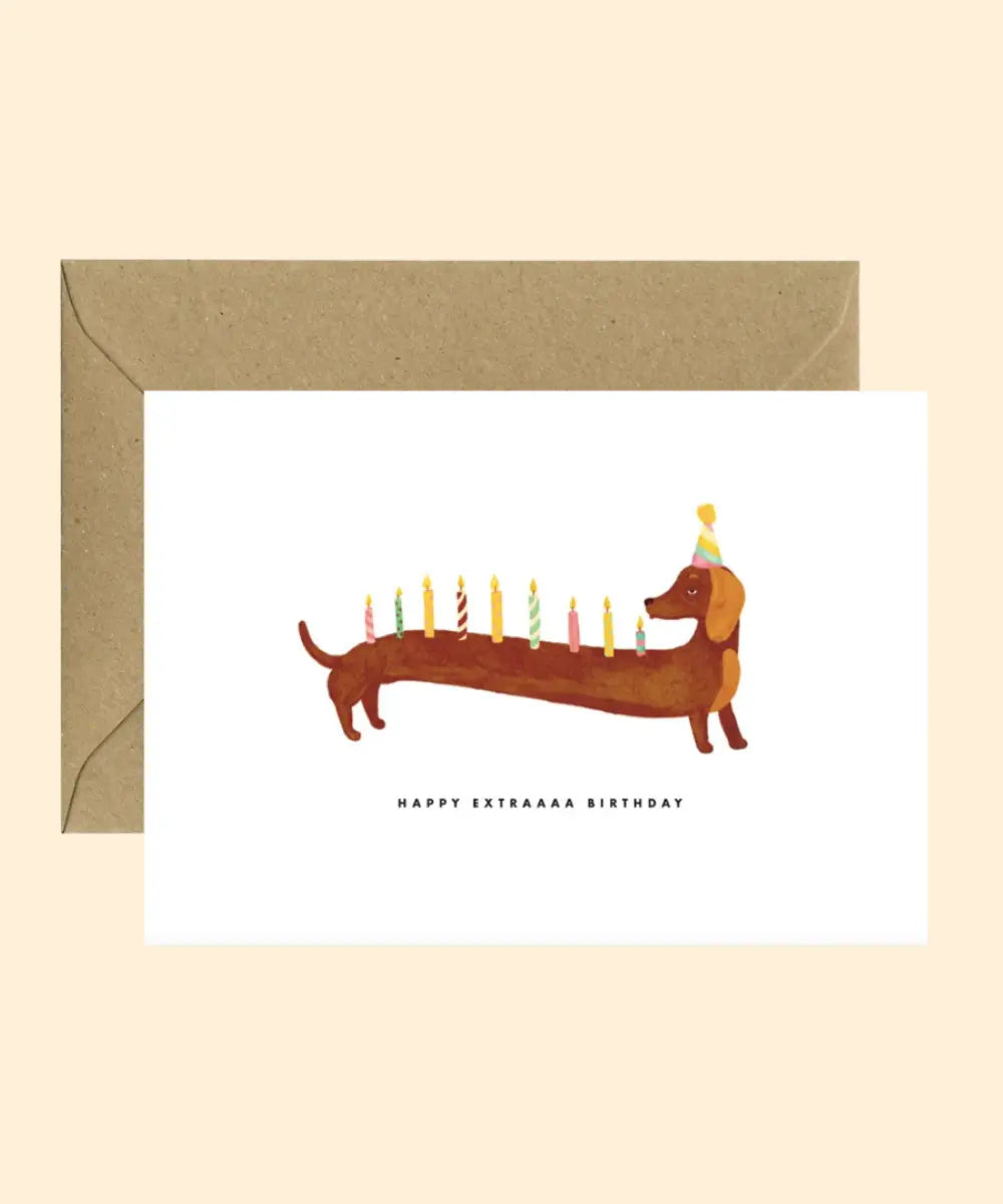 Carte de vœux anniversaire représentant un teckel en fête de la marque française All The Ways To Say.