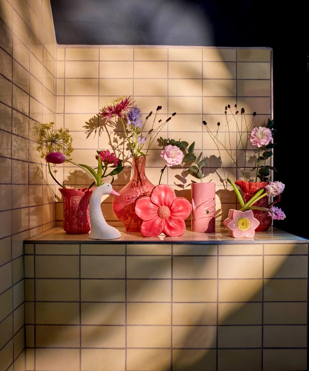 Vase en céramique framboise en forme de fleur de la marque RICE.