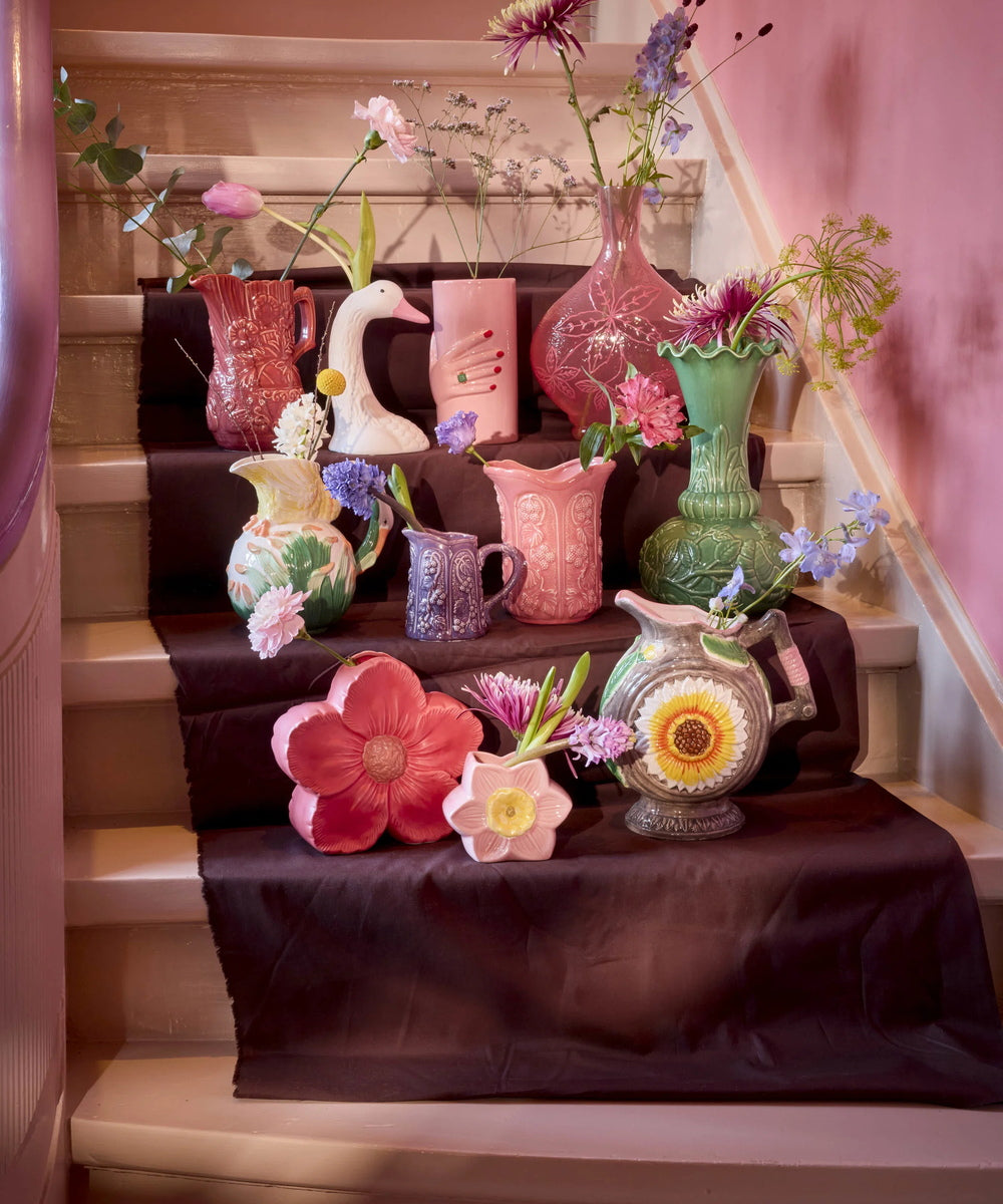 Vase en céramique framboise en forme de fleur de la marque RICE.