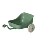Chariot pour tricycle vert Maileg, vue produit sur fond blanc