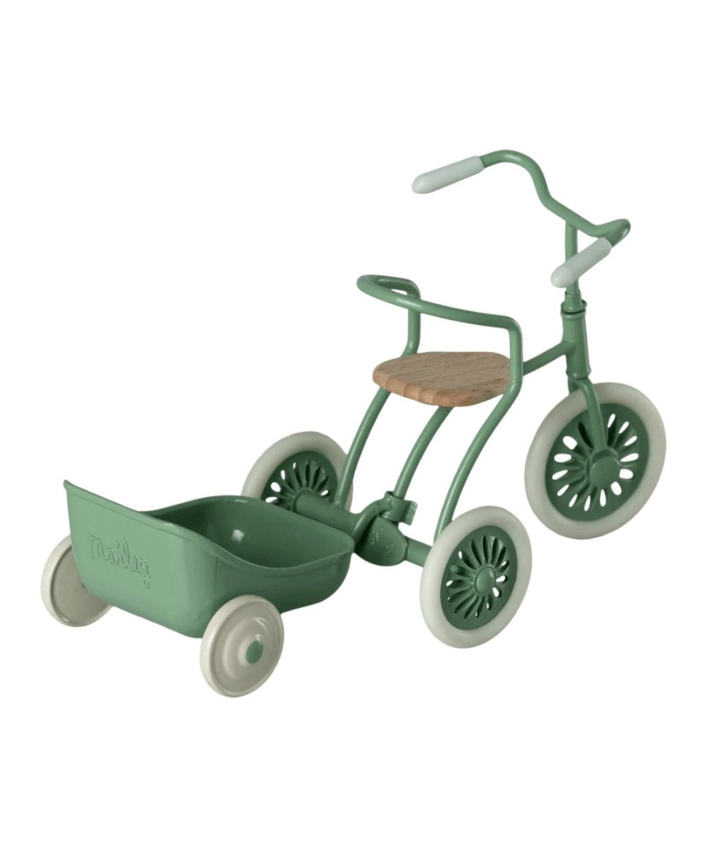Chariot vert Maileg fixé à son tricycle, tricycle vendu séparément