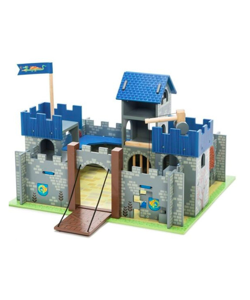 Château fort Excalibur bleu en bois Le Toy Van avec pont-levis ouvert sur fond blanc