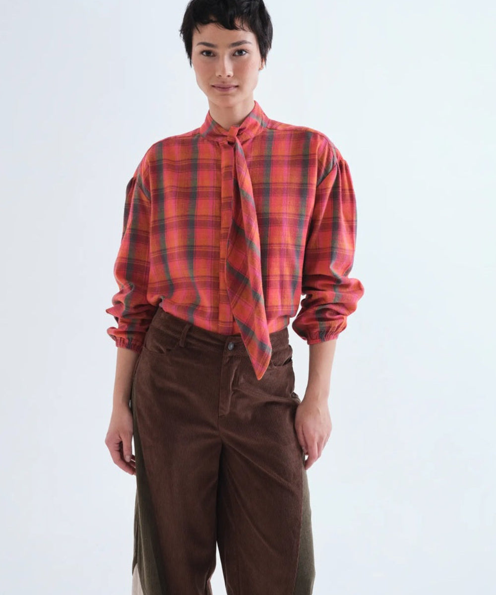Chemise à carreaux rouges avec lavallière de Compañía Fantástica