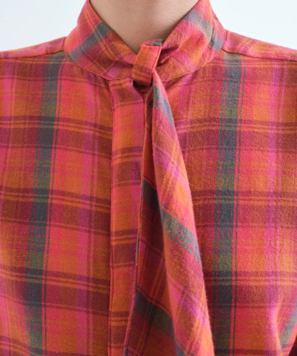 Chemise à carreaux rouges avec lavallière de Compañía Fantástica
