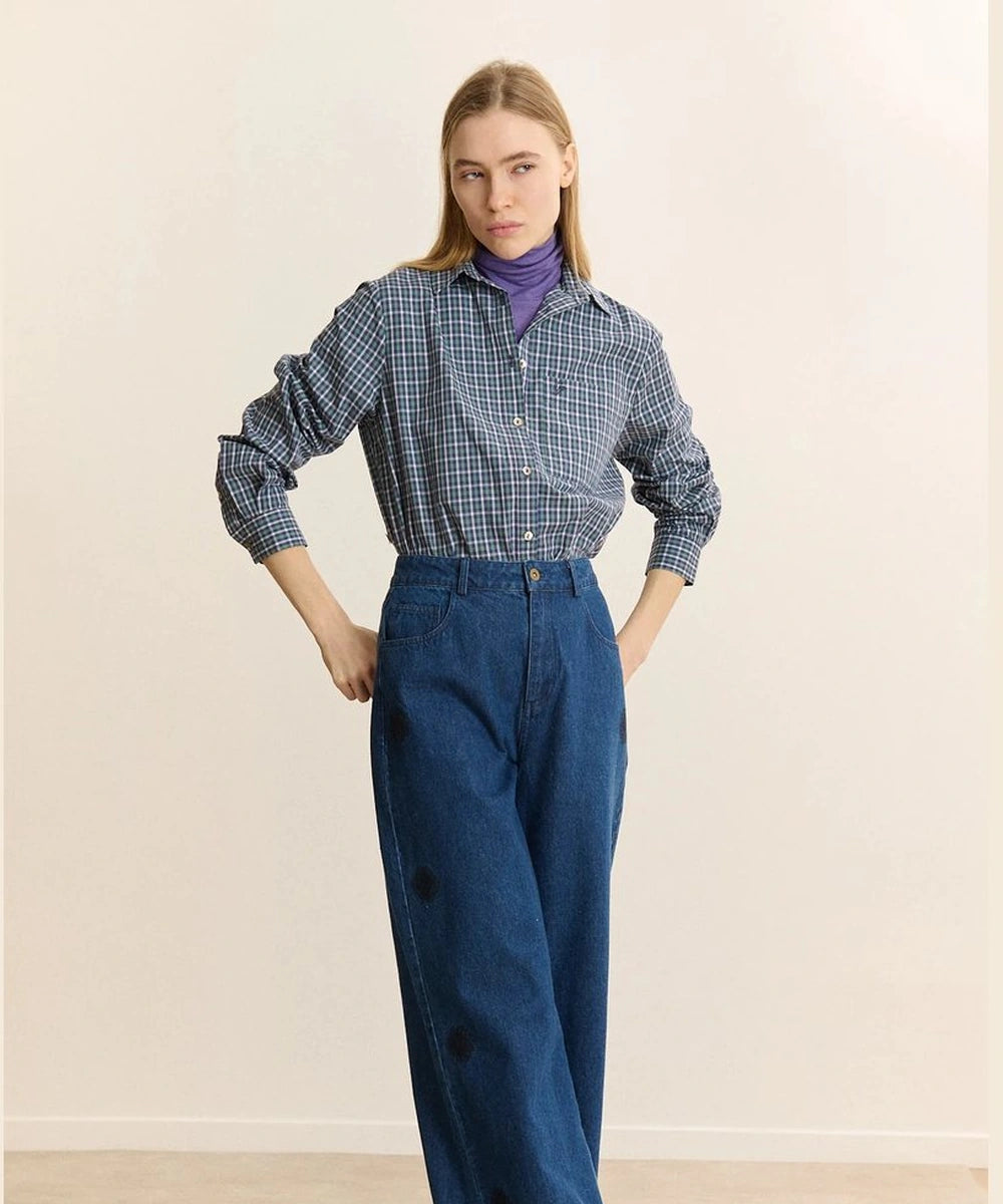 Chemise à carreaux Ted verte de Garance Paris portée avec un pantalon bleu et un col roulé violet