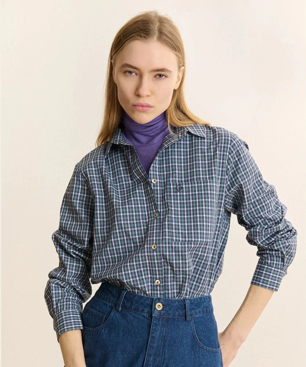 Chemise à carreaux Ted verte de Garance Paris portée de face avec un pantalon bleu