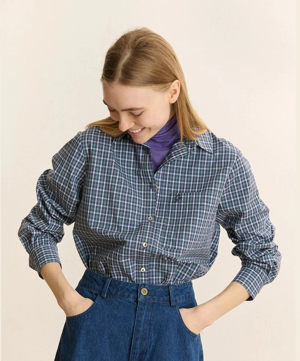 Chemise Ted verte de Garance Paris portée avec les manches retroussées
