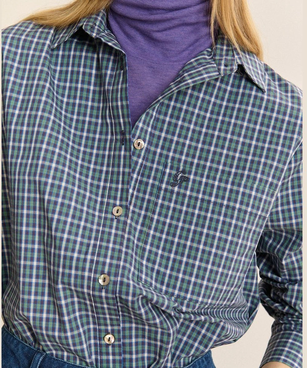 Détail des carreaux, de la poche poitrine et des boutons nacrés de la chemise Ted verte de Garance Paris