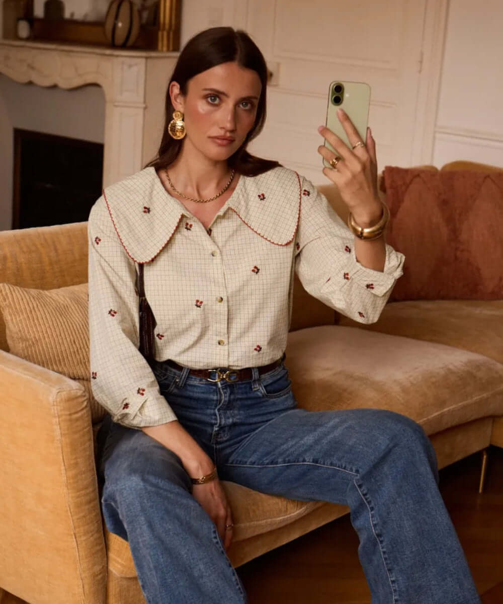 Chemise Aubane écrue à grand col festonné portée avec un jean