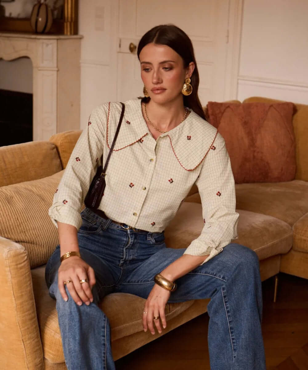 Chemise Aubane écrue à petits motifs bordeaux portée assise