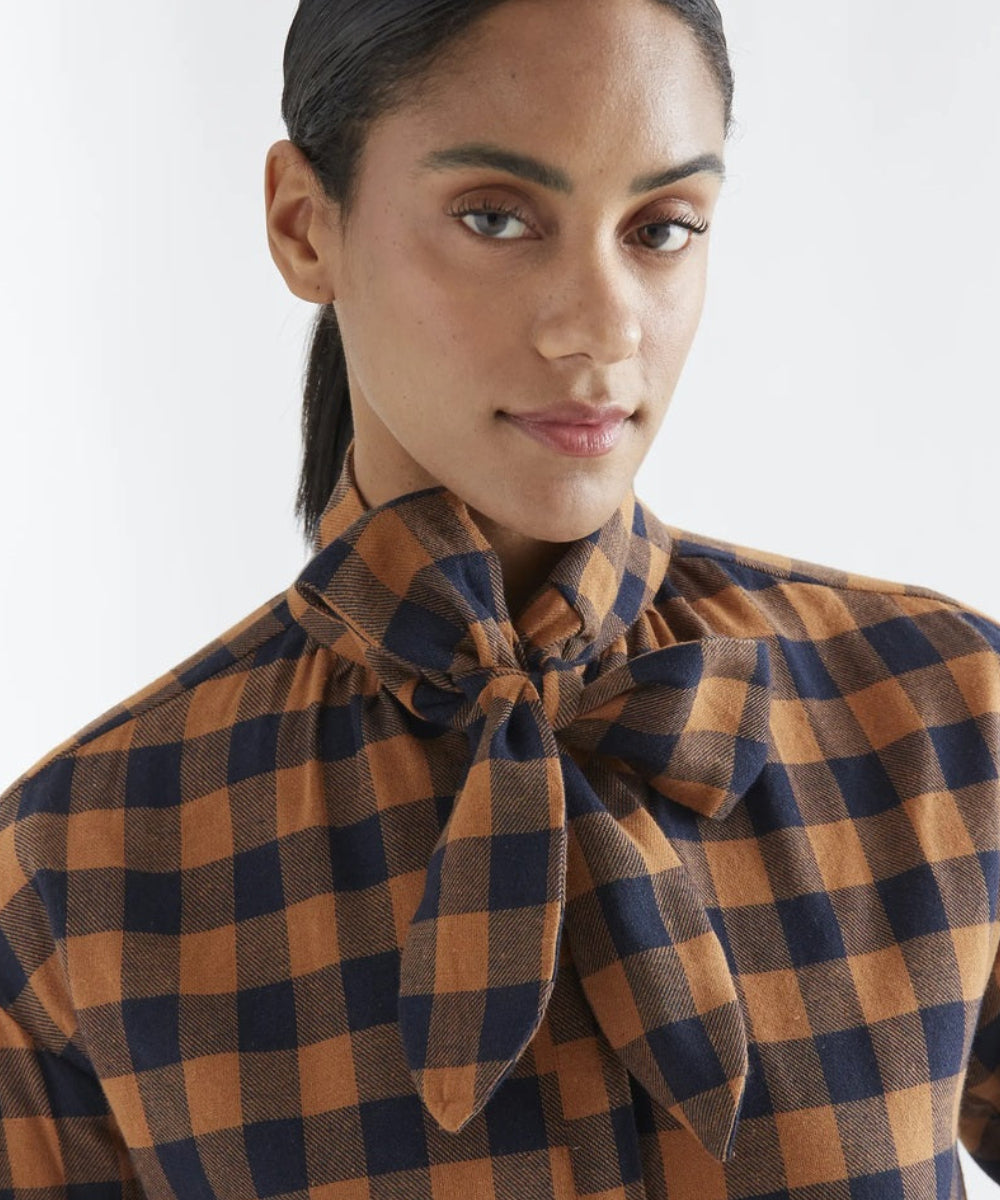 Chemise à lavallière carreaux marron et bleu de Compañía Fantástica