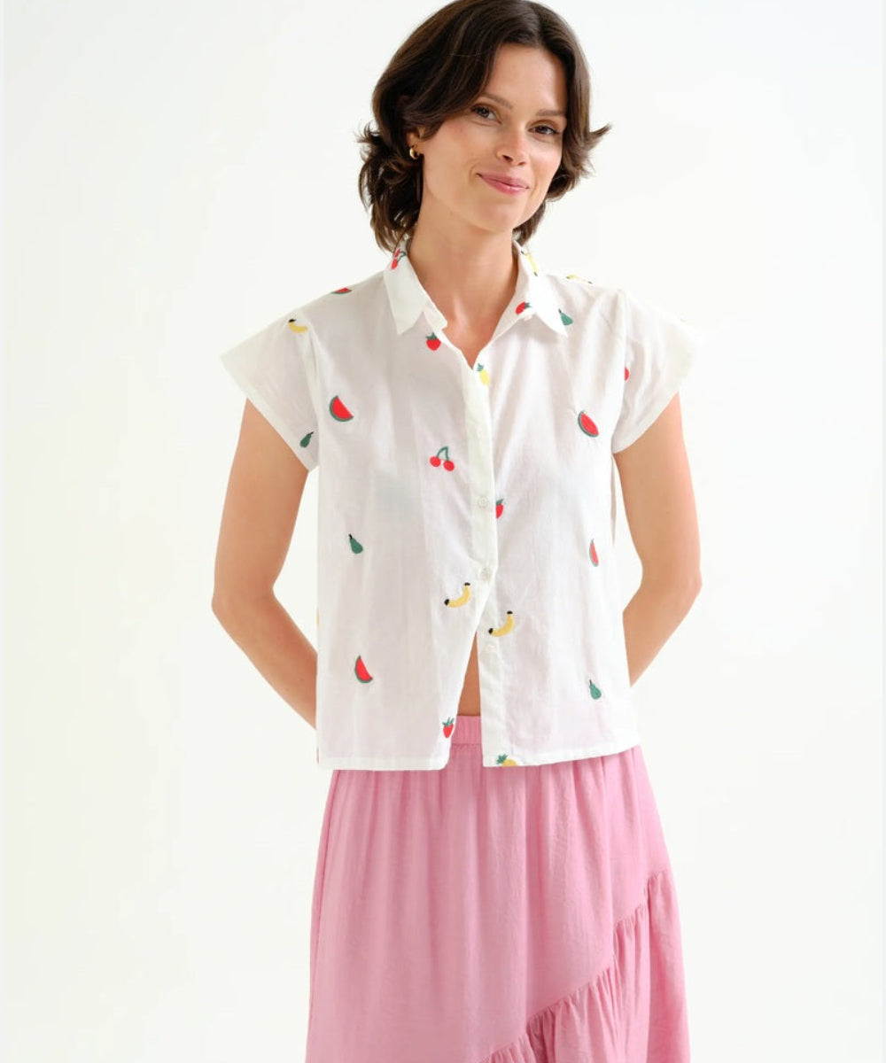Chemise blanche broderie salade de fruits de Compañía Fantástica