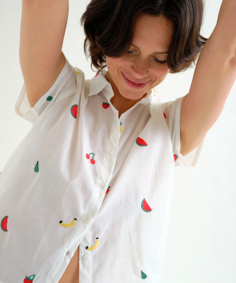 Chemise blanche broderie salade de fruits de Compañía Fantástica