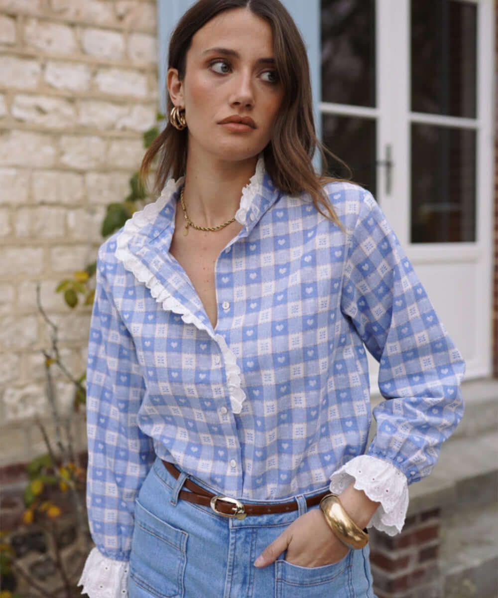 Chemise Bree bleue à carreaux portée avec un jean