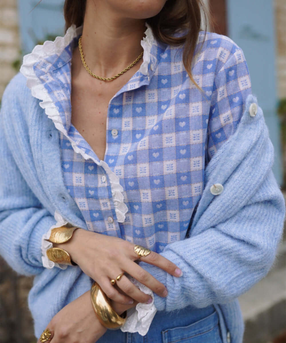 Chemise Bree à carreaux portée sous un cardigan bleu