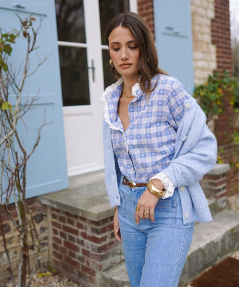 Silhouette en chemise Bree bleue, cardigan et jean