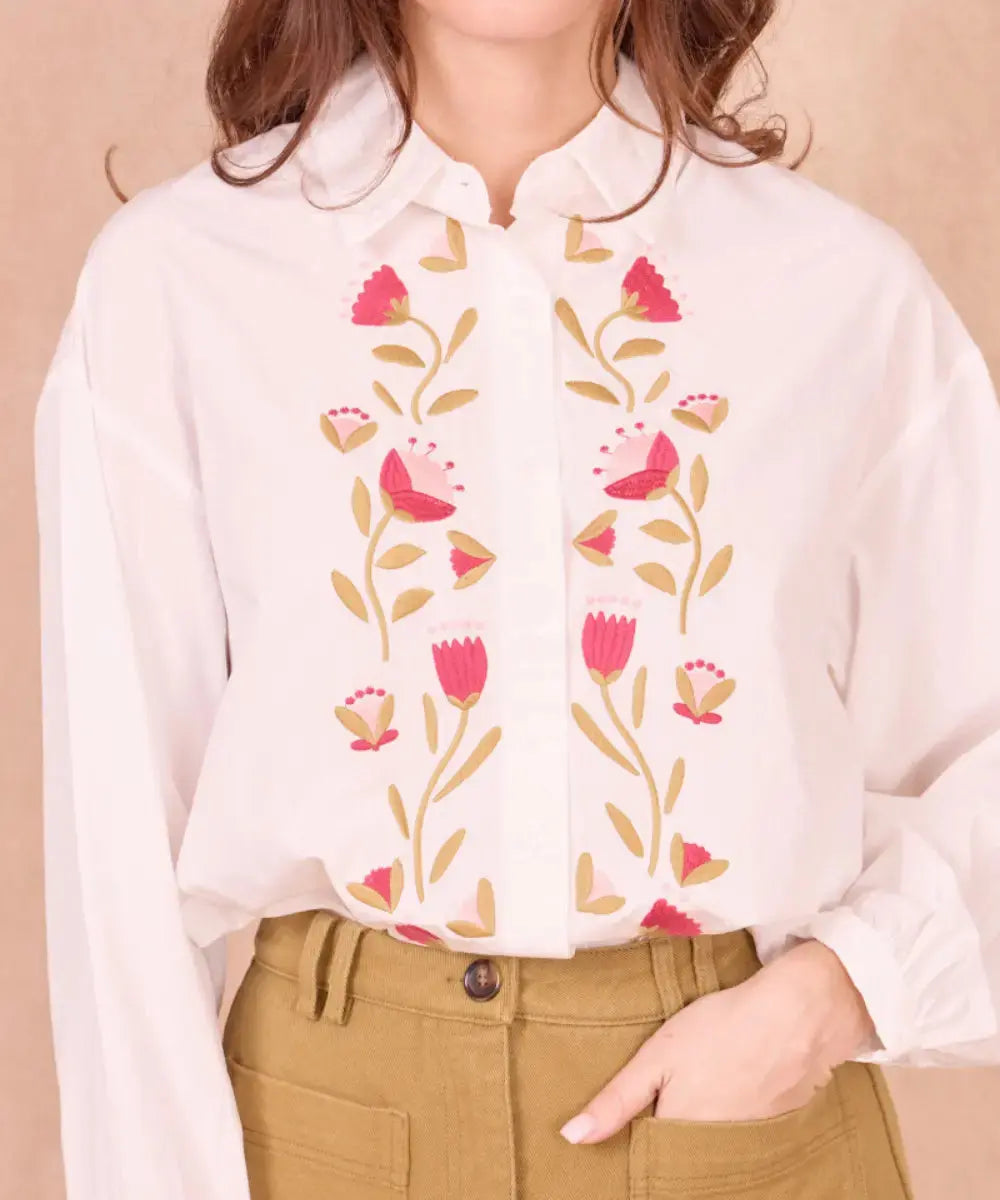 Photo des détails des broderies florales de la chemise blanche Soraya de la marque Calie Paris