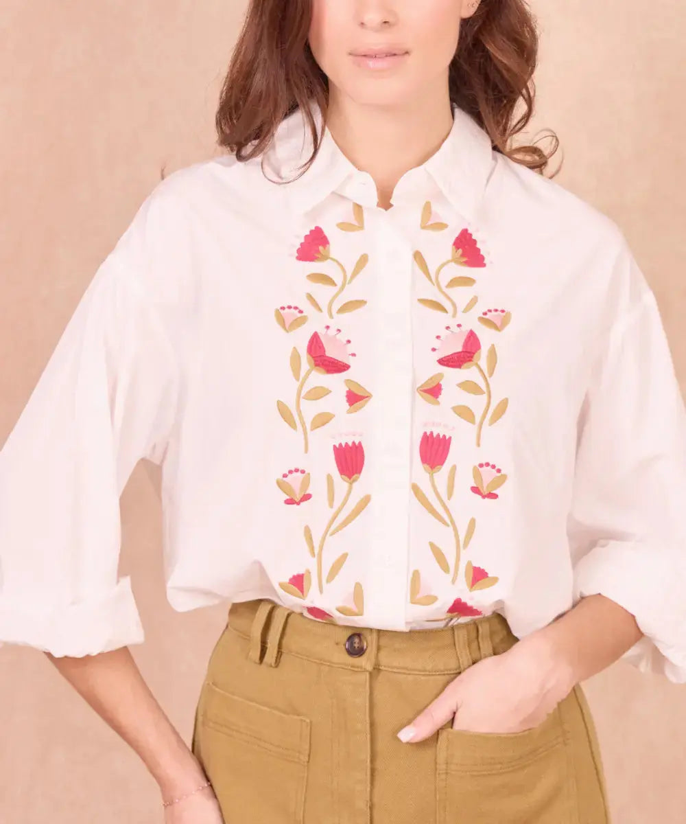 Chemise blanche avec de jolies broderies florales sur l'avant et réalisée par la marque Calie Paris