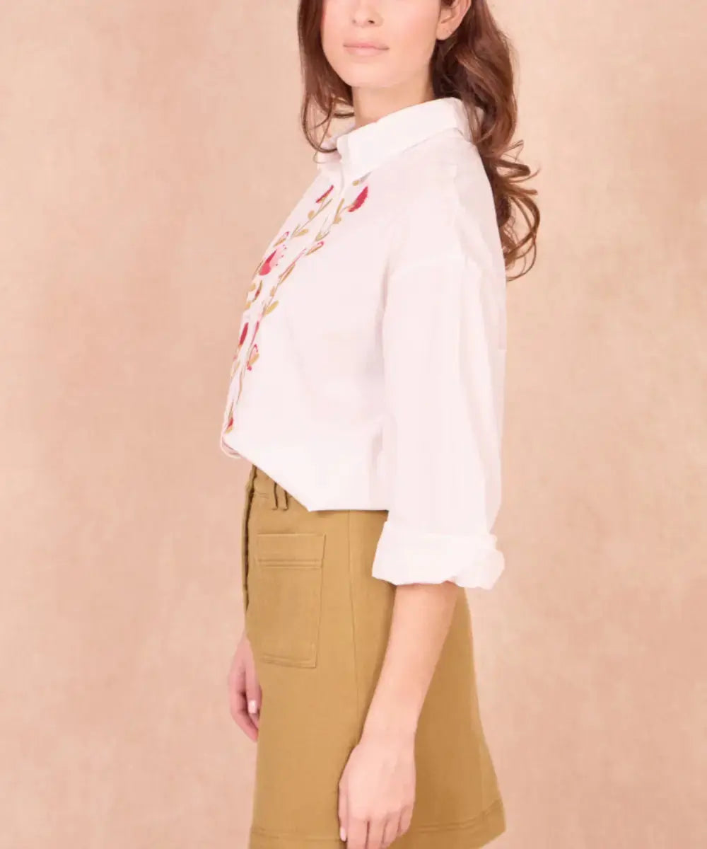 Vue de profil de la chemise Soraya brodée de la marque Calie Paris
